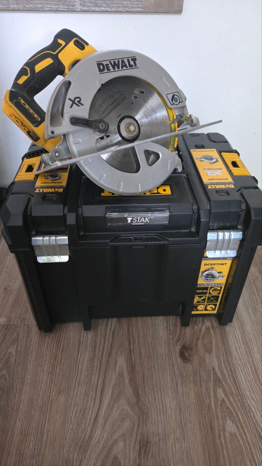 DeWalt Cirkelzaag DCS570NT met TSTAK koffer, Ophalen