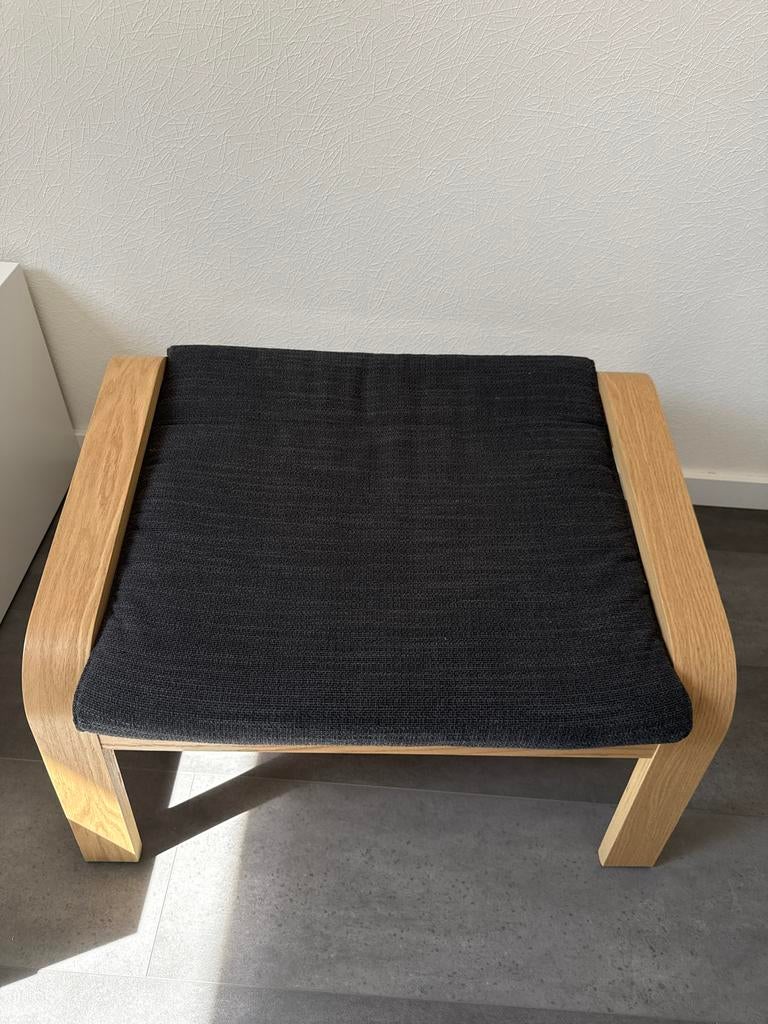 IKEA Voetenbank poäng met donkergrijze kussen, Huis en Inrichting, Banken | Voetenbanken en Poefen, Gebruikt, Minder dan 50 cm