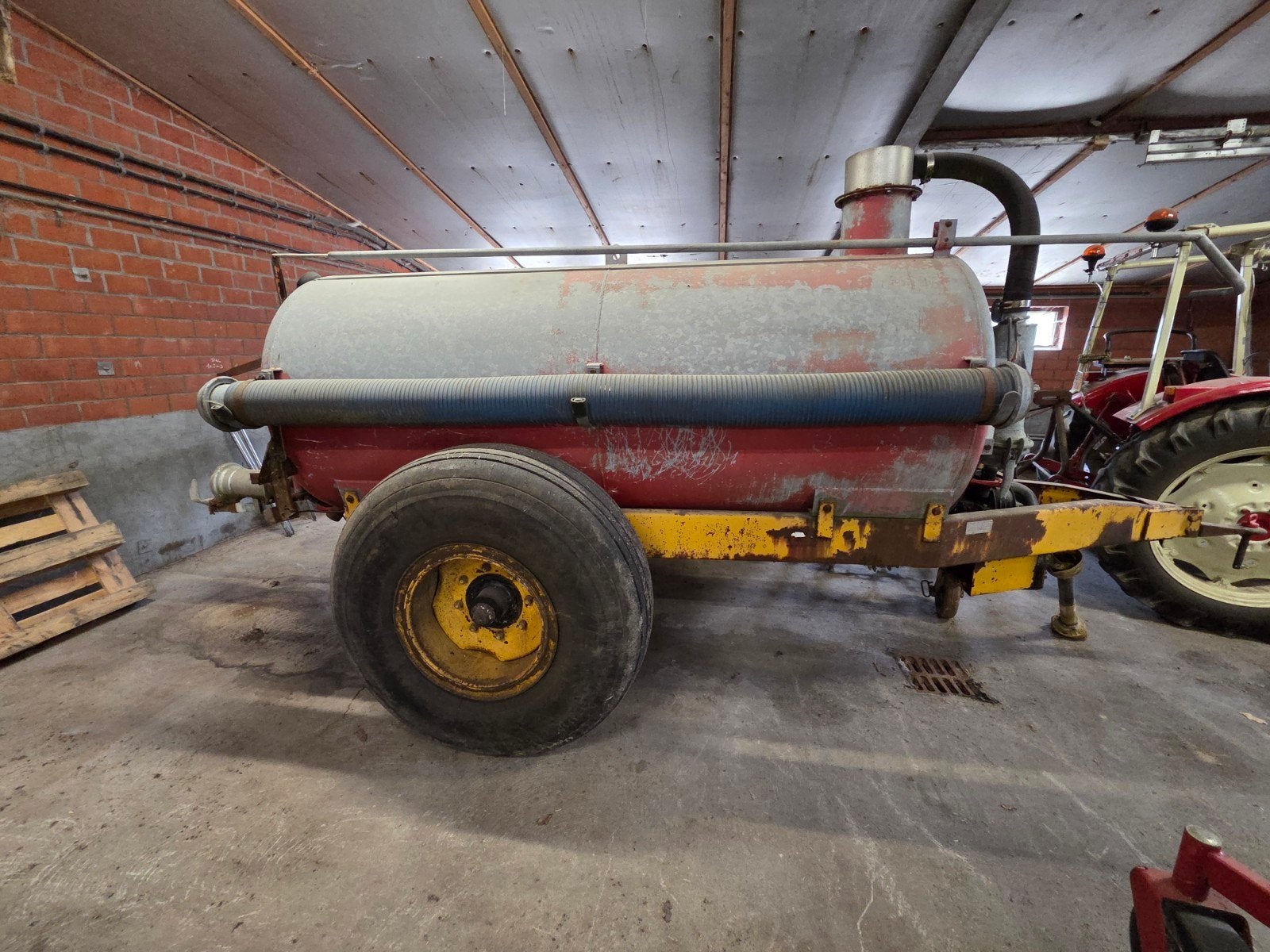 Gebruikte mesttank met pomp, Zakelijke goederen, Agrarisch | Werktuigen, Ophalen, Akkerbouw, Transport