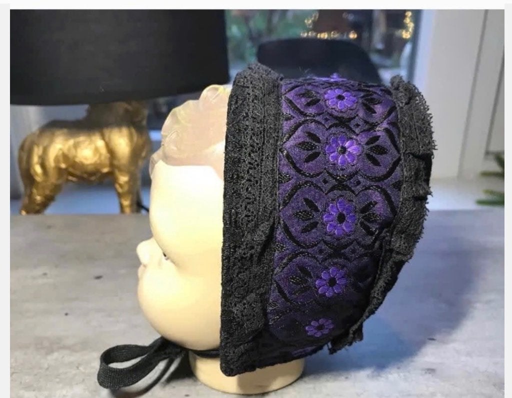 Antiek folklore poppenmutsje, Verzamelen, Poppen, Ophalen of Verzenden, Zo goed als nieuw, X, Kleertjes