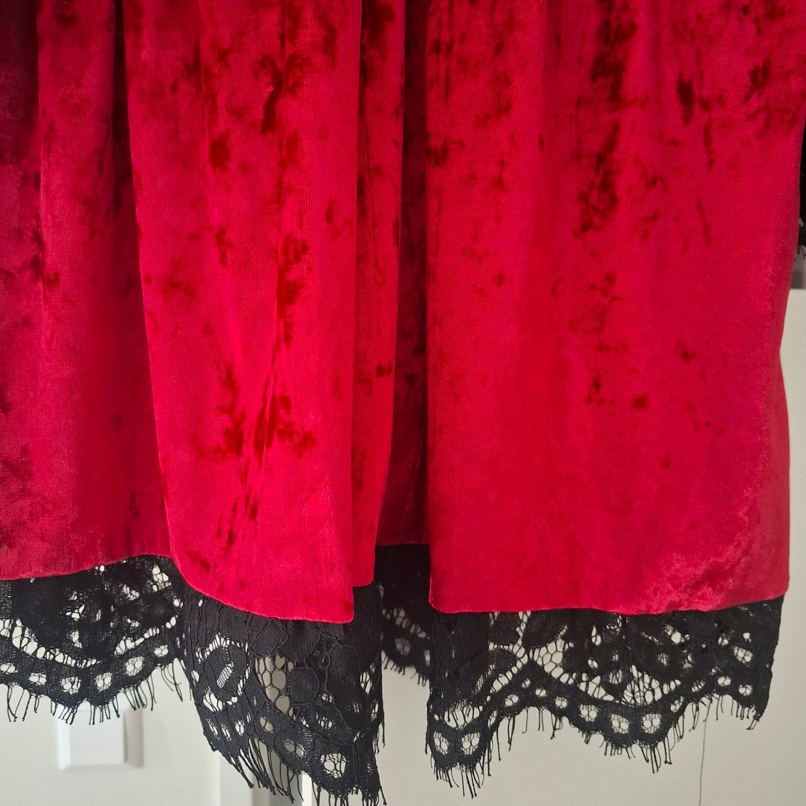 Mooie fluwelen mini jurk in rood,maat 44, Ophalen, Maat 42/44 (L), Cocktailjurk, Zo goed als nieuw