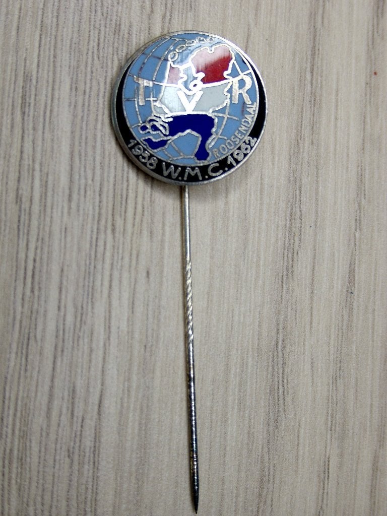 Geëmailleerd speldje TVR Roosendaal 1958 WMC 1962, Verzamelen, Verzenden, Zo goed als nieuw, Overige onderwerpen, Speldje of Pin