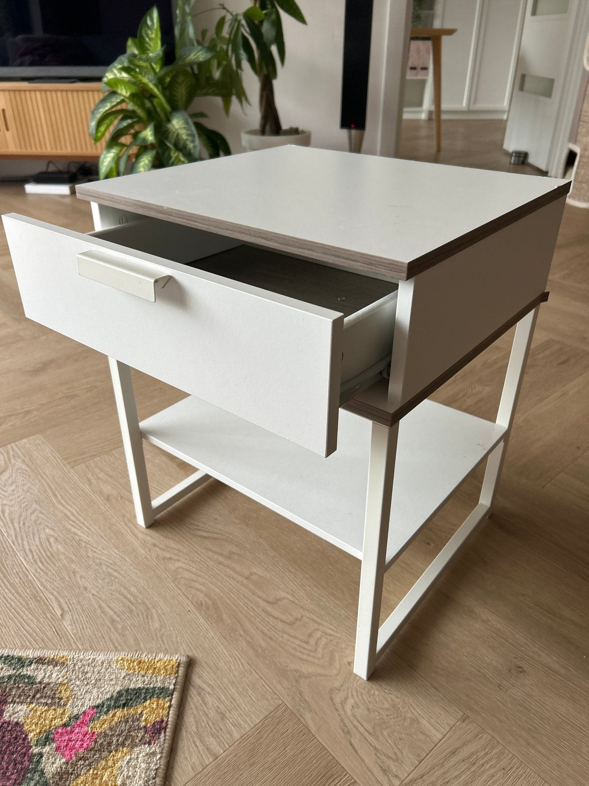 Twee nachtkastjes/bijzettafels met lade en plank, Ophalen, Zo goed als nieuw, Hout, Minder dan 45 cm