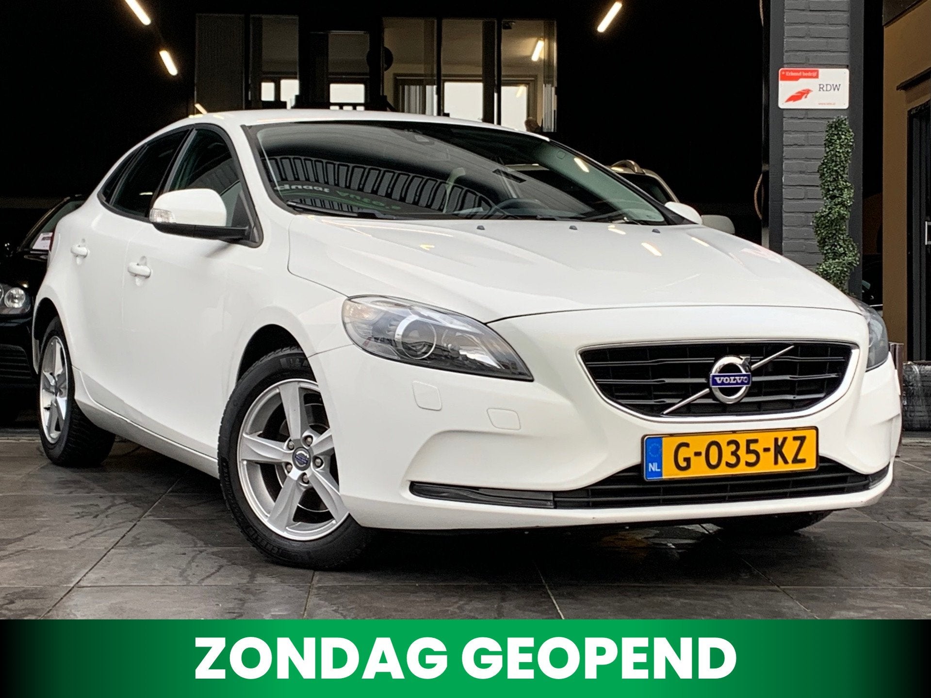 Volvo V40 1.6 T2 R-Design|Stoelvw|Xenon|PDC|Cruise|Clima|APK, Voorwielaandrijving, Stof, Gebruikt, 4 cilinders