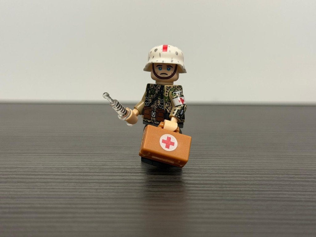 WW2 German Waffen SS Medic minifigure, Verzamelen, Verzenden, Landmacht, Duitsland, Miniatuur of Beeldje