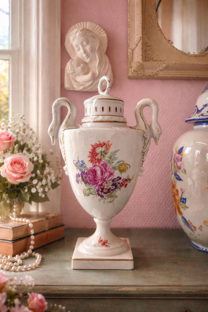 Antieke porseleinen pot met zwanen en bloemdecoratie, Ophalen of Verzenden
