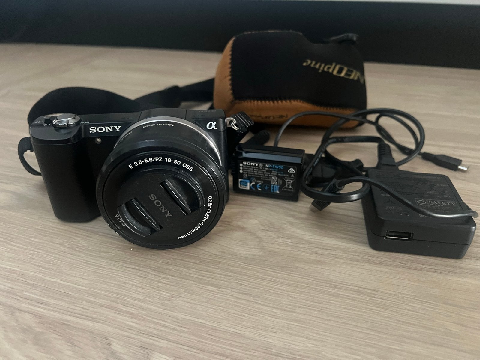 Sony Alpha A5000 Systeemcamera met 16-50 lens en accessoires, Gebruikt, Beeldstabilisatie, Ophalen of Verzenden, Accu