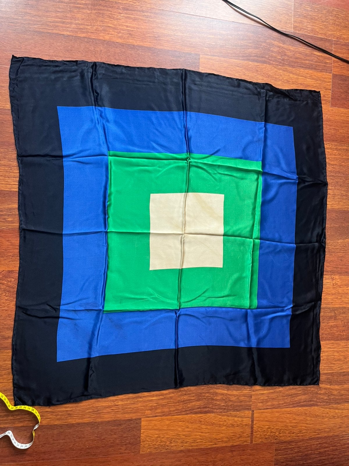 Grote vintage zijde sjaal minimal color block, Ophalen of Verzenden, Zo goed als nieuw, Maat 46/48 (XL) of groter, Sjaal