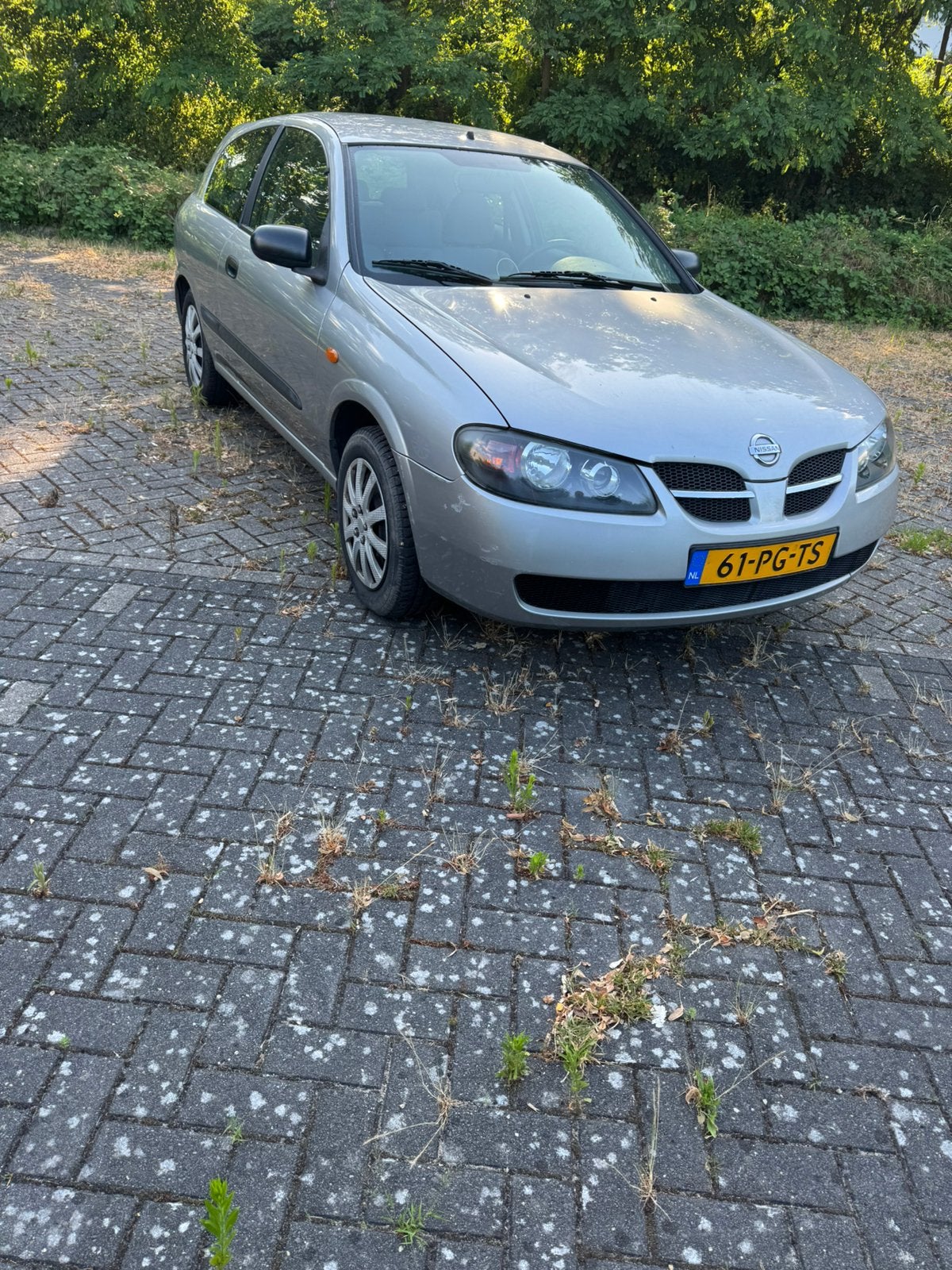 Nissan Almera 1.5 3D 2004 Grijs, Auto's, Nissan, 1145 kg, 4 cilinders, 49 €/maand, Handgeschakeld