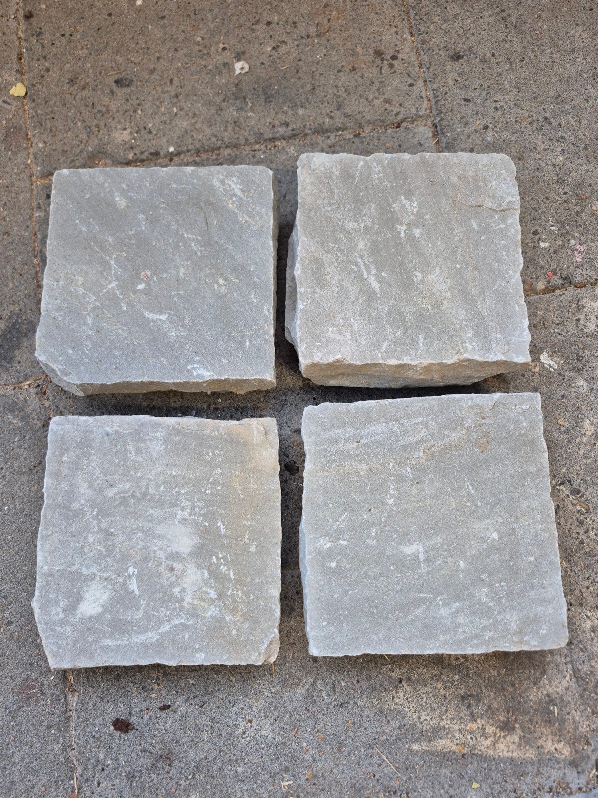 320 hand gekapte natuursteen tegels 14x14x3-4 cm, Tuin en Terras, Ophalen, Gebruikt, 5 tot 10 m², Natuursteen