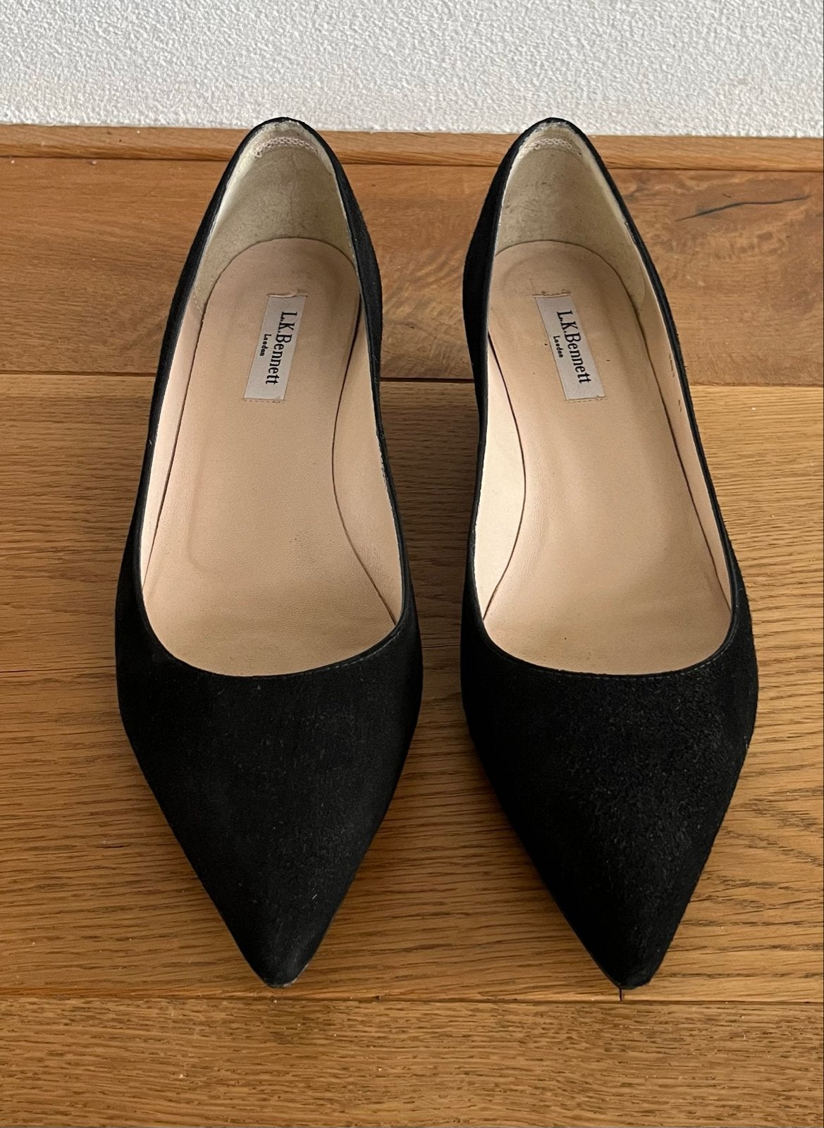 L.K. Bennett Zwarte Suède Pumps Maat 41, Ophalen of Verzenden, Gedragen, Zwart, Pumps