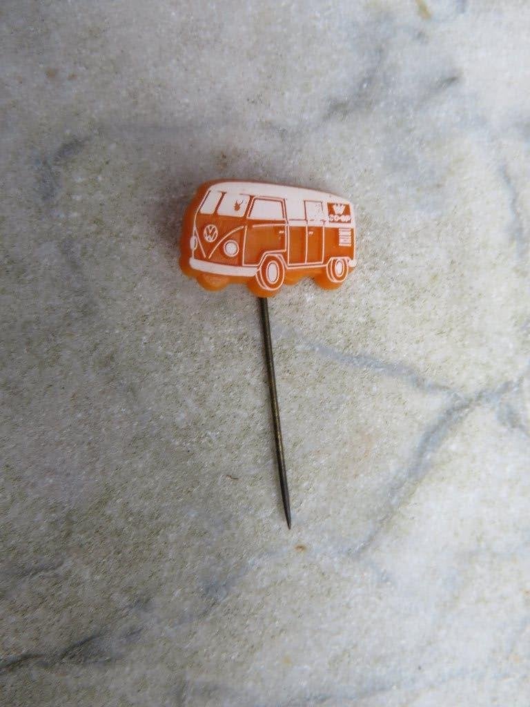 Volkswagen busje, oranje, reclame speldje, jaren zestig, Ophalen of Verzenden, Gebruikt, Merk, Speldje of Pin