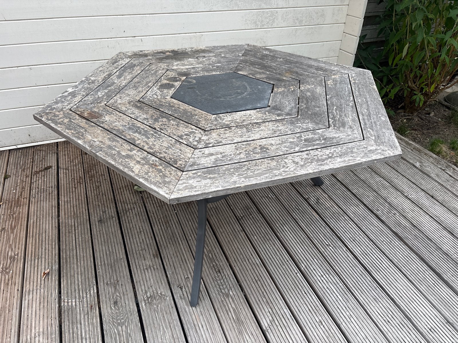 Zeshoekige tuintafel met houten blad en metalen onderstel, Ophalen, Gebruikt, Rechthoekig, Hout