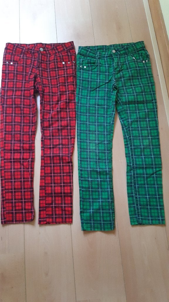 2 geruite broeken (rood en groen) van Europe Kids, Broek, Europe Kids, Meisje, Ophalen of Verzenden
