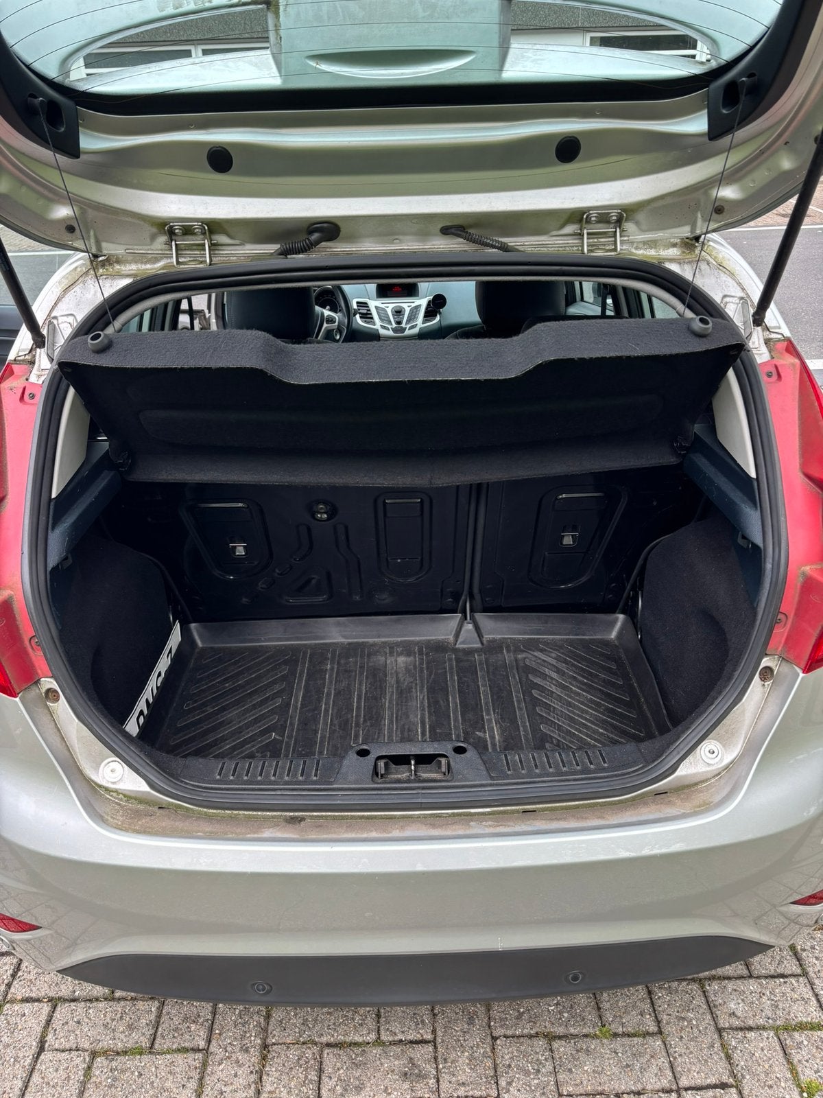 Foto 18 van Ford Fiësta 1.6 Ti-vct 88KW 5DR 2011 Grijs - APK juli 2027