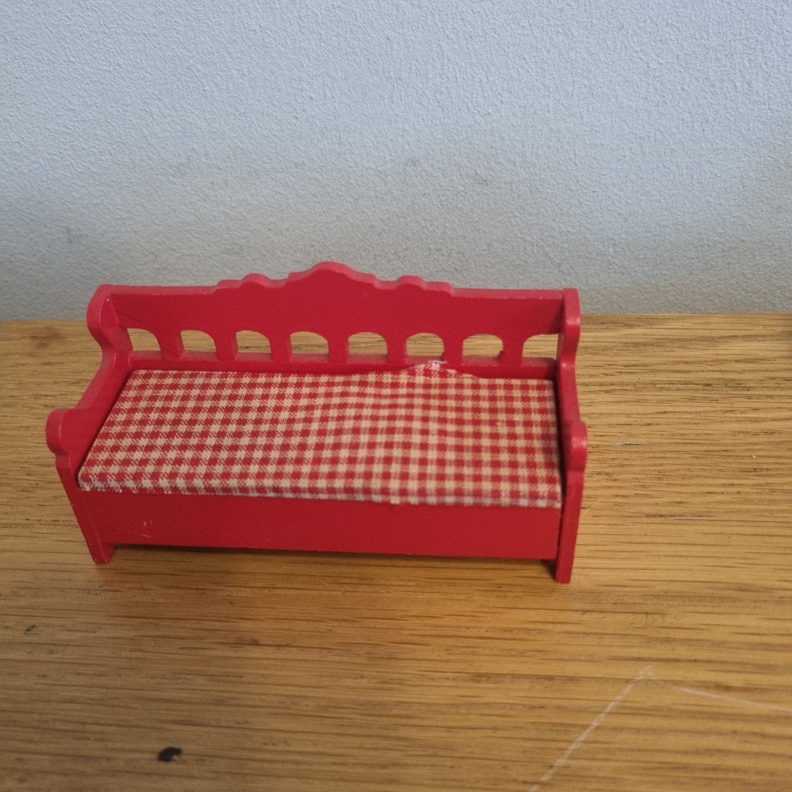 Rode Lundby poppenhuis bank met geruit stof, Ophalen of Verzenden, Zo goed als nieuw, Gebruiksvoorwerp