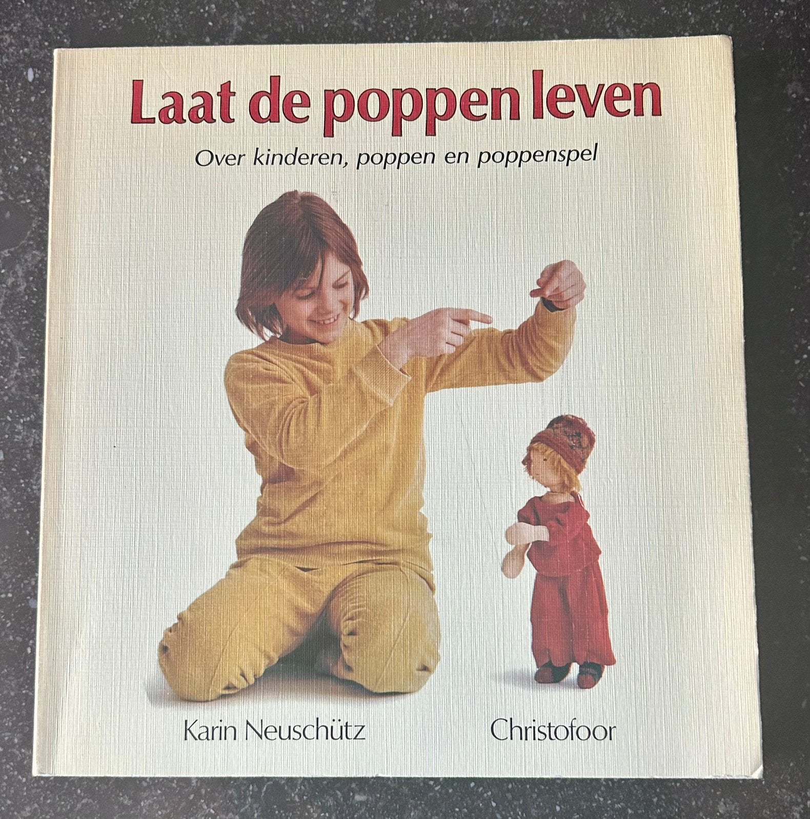 Karin Neuschütz - Laat de poppen leven - Waldorf poppen, Karin Neuschütz - Christofoor, Ophalen of Verzenden, Zo goed als nieuw