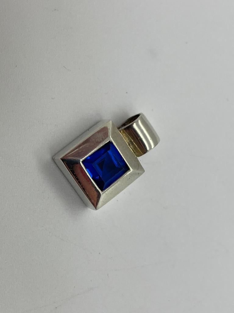 C894 Prachtige zilveren hanger blauwe saffier edelsteen, Overige voorstellingen, Ophalen of Verzenden, X, Met edelsteen