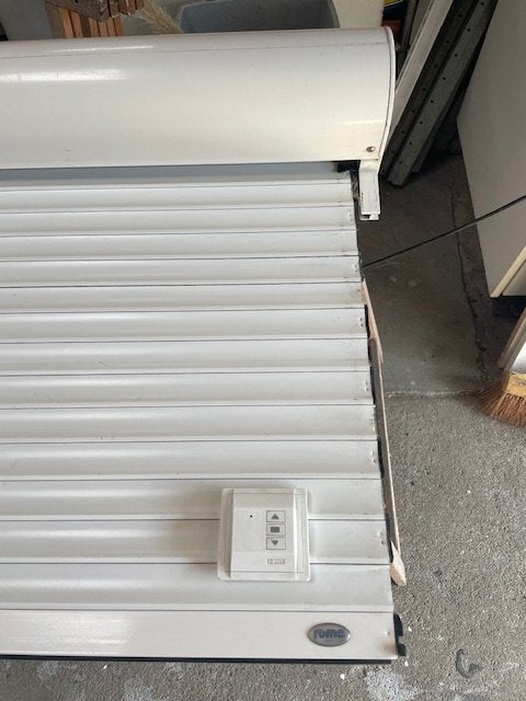 Wit elektrisch rolluik 120 cm breed x 115 cm hoog, Gebruikt, 100 tot 150 cm, Ophalen of Verzenden, Elektrische bediening