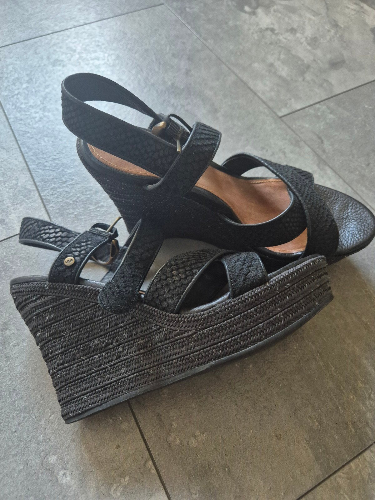 UGG Jazmine sleehak sandalen - Zwart - Maat 38, Ophalen of Verzenden, Zo goed als nieuw, Zwart, Sandalen of Muiltjes