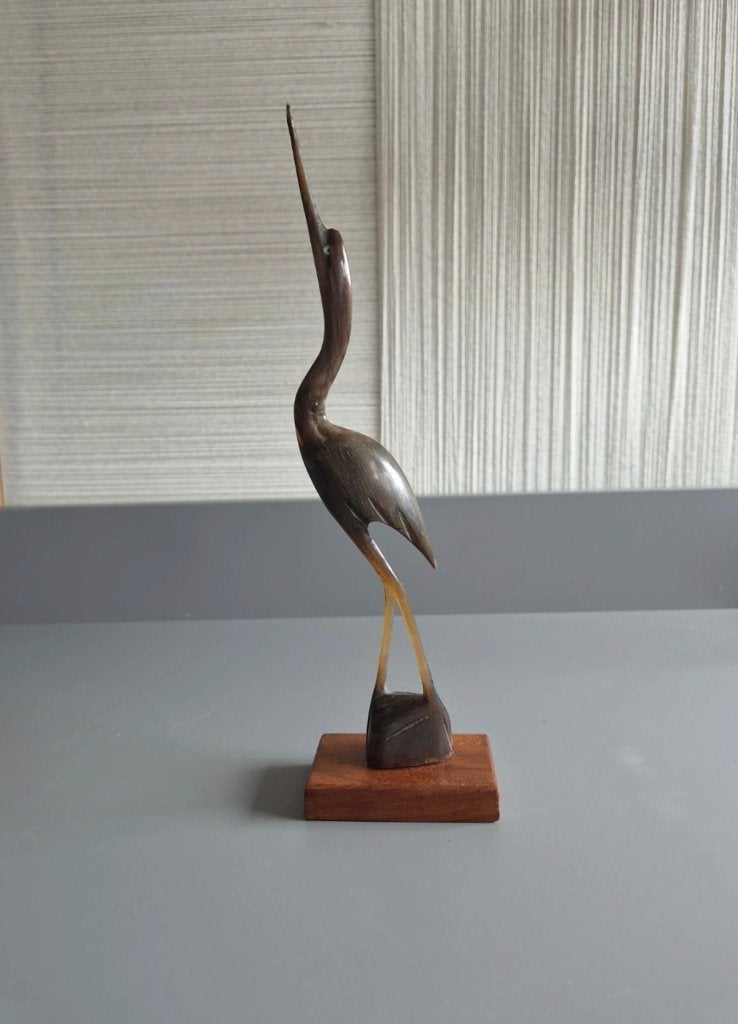 Vintage handgesneden reiger beeldje op houten sokkel, Ophalen of Verzenden, Gebruikt, Dier