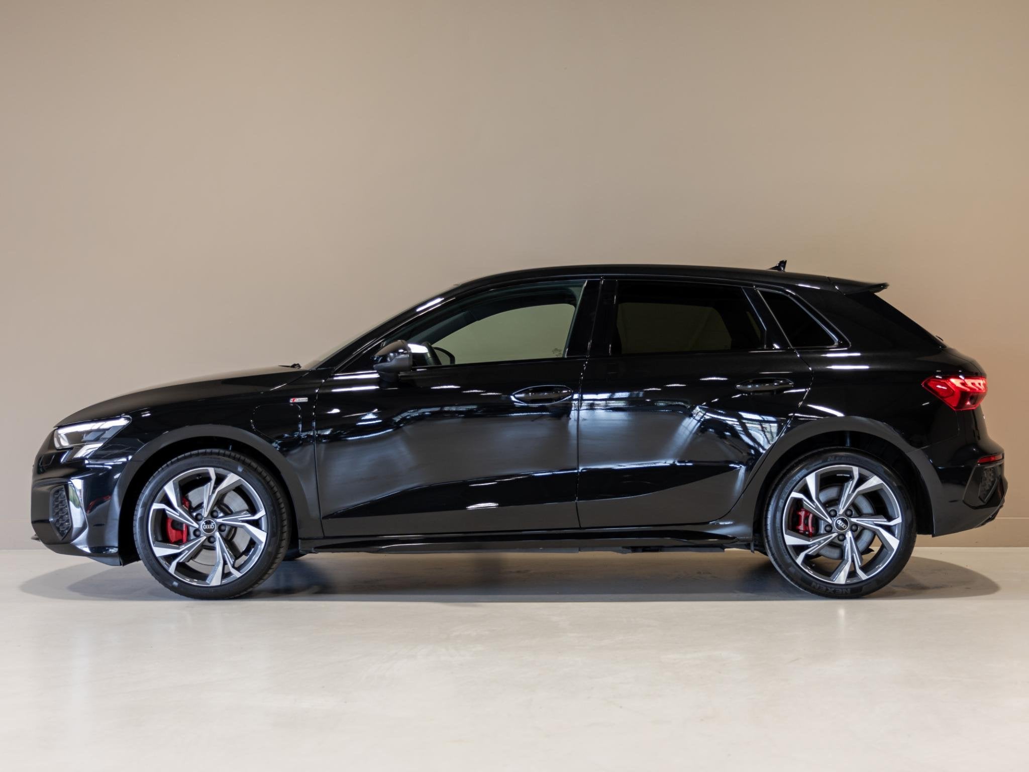 Audi A3 Sportback 45 TFSI e S-Line edition Competition SOH 9, Auto's, Dealer onderhouden, Gebruikt, Met garantie (alle), Zwart
