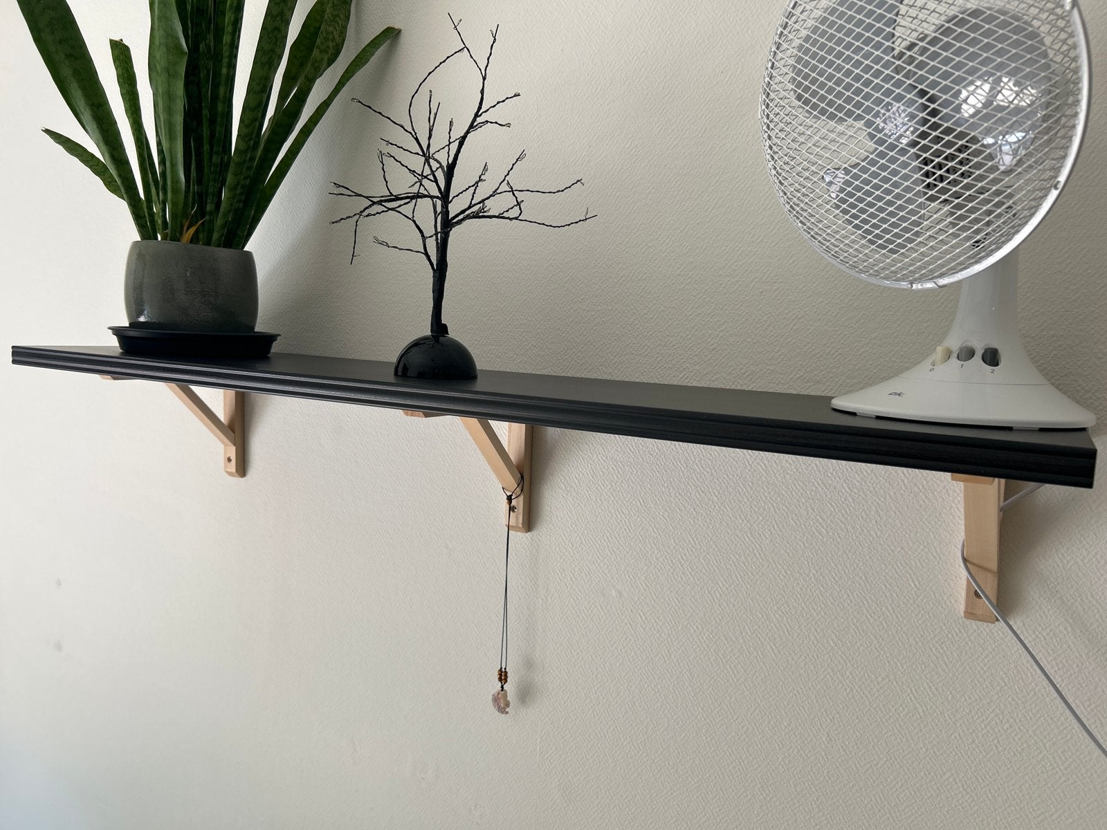Zwarte massief houten wandplank met 2 houten winkelhaken, Ophalen, Gebruikt