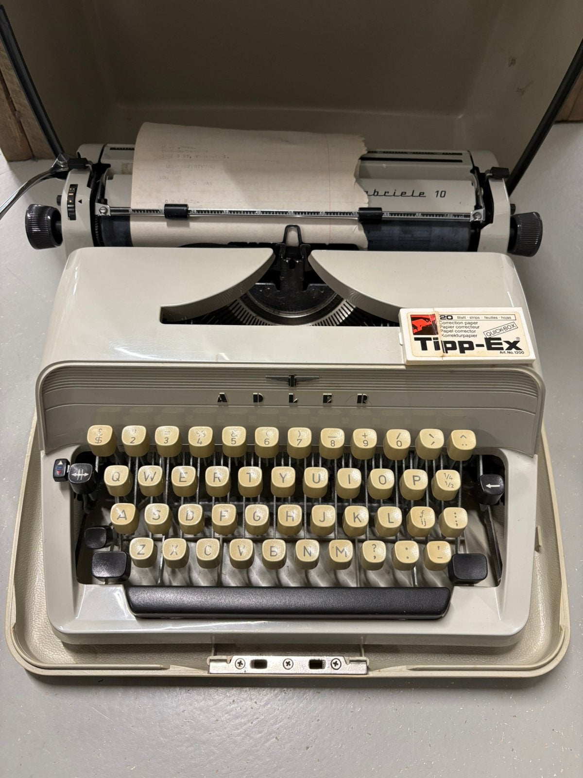 Adler Gabriele 10 typemachine met originele koffer – Vintage, Diversen, Typemachines, Ophalen of Verzenden