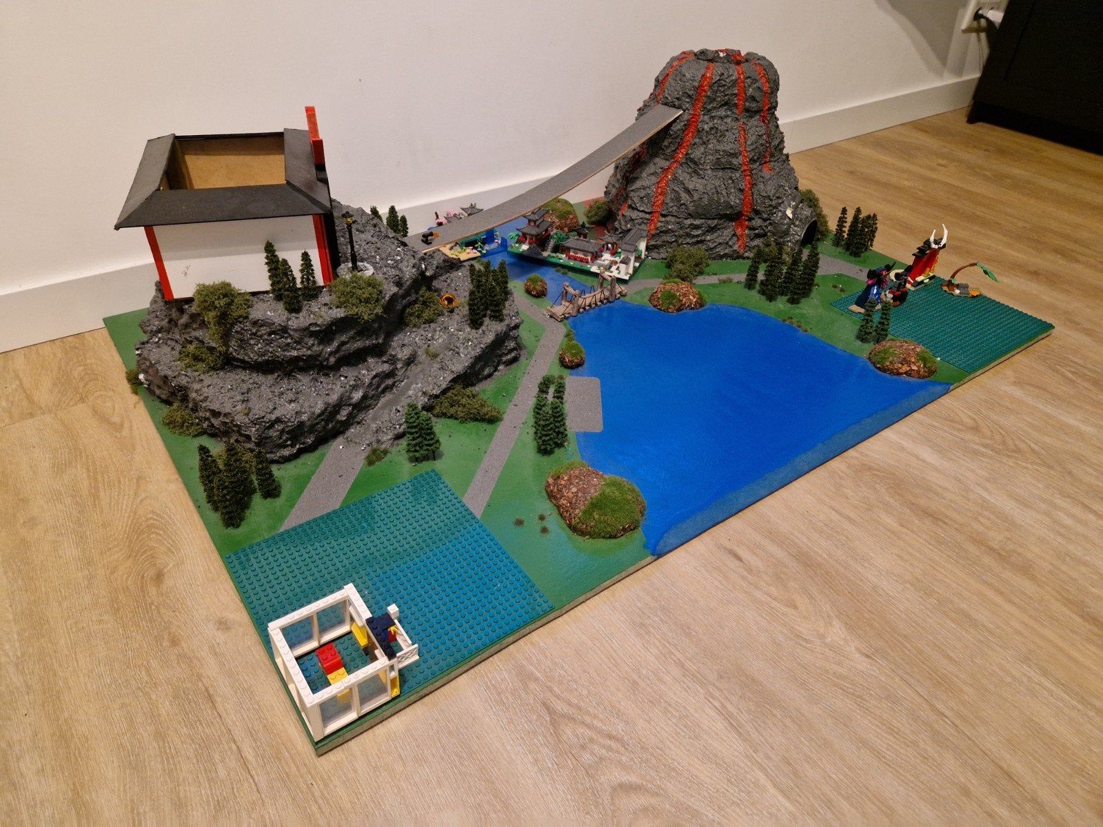 Ninjago themawereld met o.a. tempels, vulkaan en bouwplaten