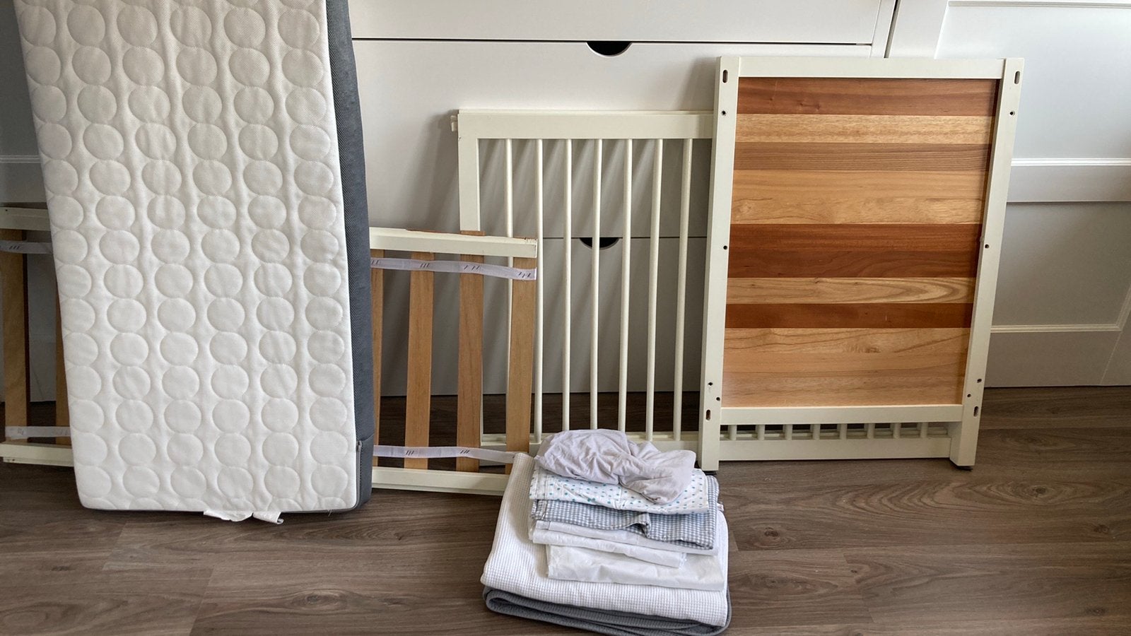 Ledikantje met matras en lakentjes/deken, Ophalen, Gebruikt, Ledikant