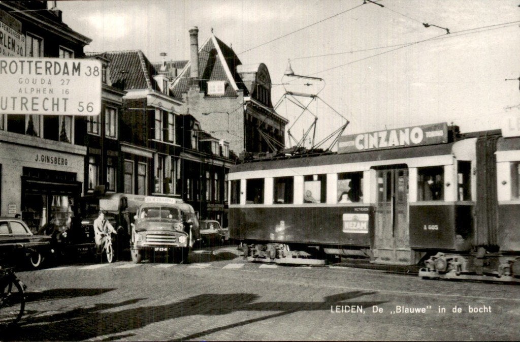 Leiden - Tram - De Blauwe in de bocht, Verzamelen, Ophalen of Verzenden, 1940 tot 1960, Ongelopen, Zuid-Holland