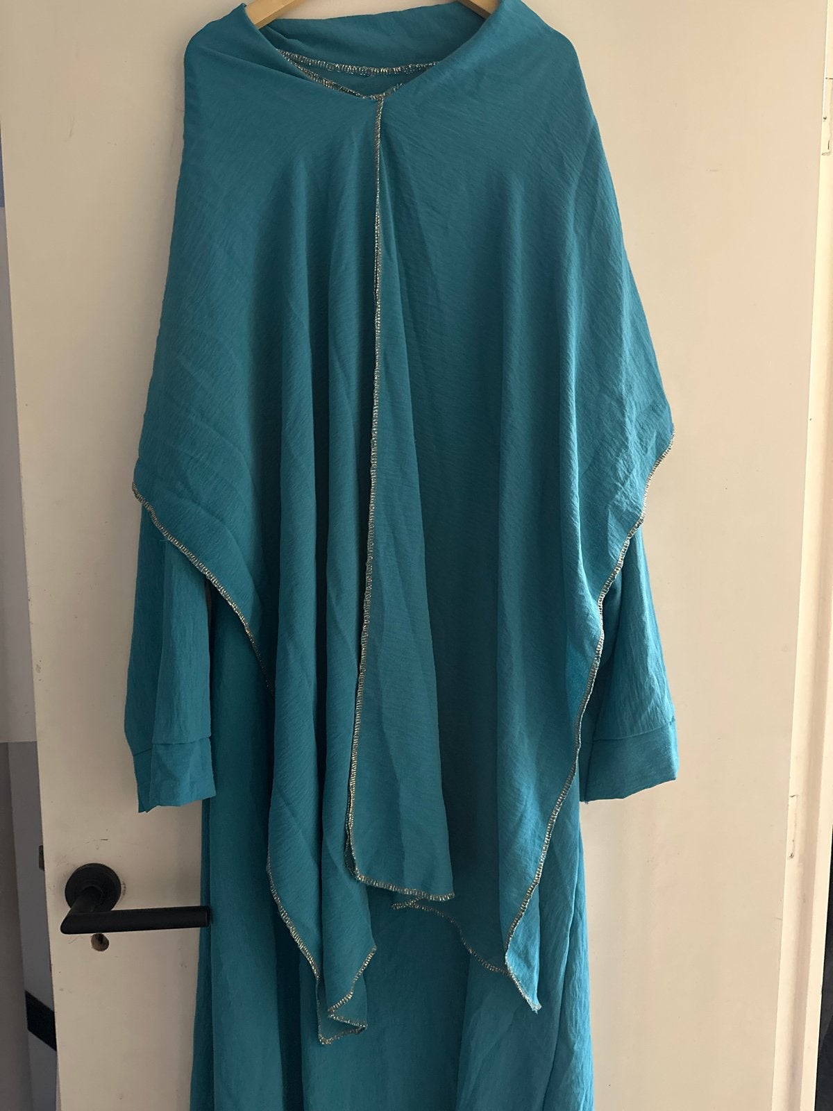 Turquoise abaya met hoofddoek, Kleding | Dames, Jurken, Zo goed als nieuw, Maat 38/40 (M), Blauw, Onder de knie, Ophalen