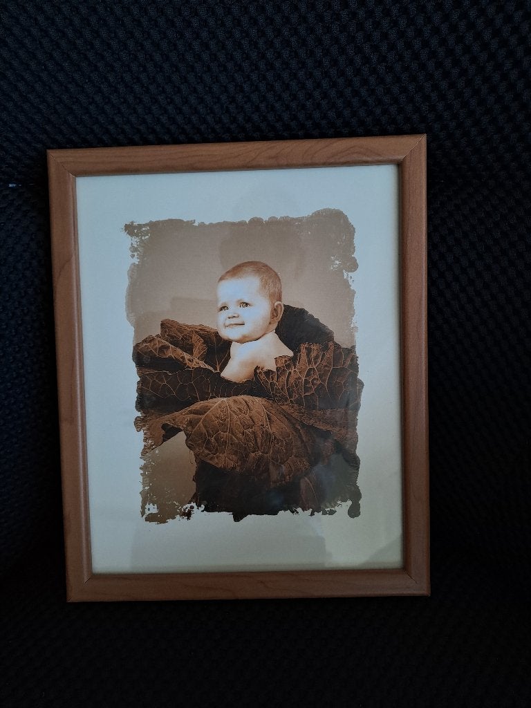 Fotolijst met oudbruine fotoprint baby in kool, Minder dan 50 cm, Ophalen of Verzenden, Zo goed als nieuw, Foto of Poster