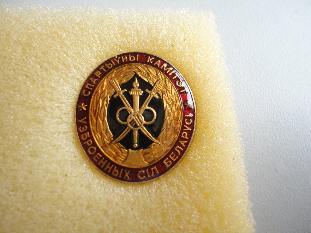 twee speldjes uit buitenland, Verzamelen, Ophalen of Verzenden, Landmacht, Overige gebieden, Embleem of Badge