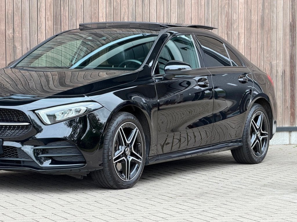 Mercedes-Benz A-klasse 250 e AMG Line / Panoramadak /, Auto's, Mercedes-Benz, Gebruikt, Zwart, 4 cilinders, 15 kWh