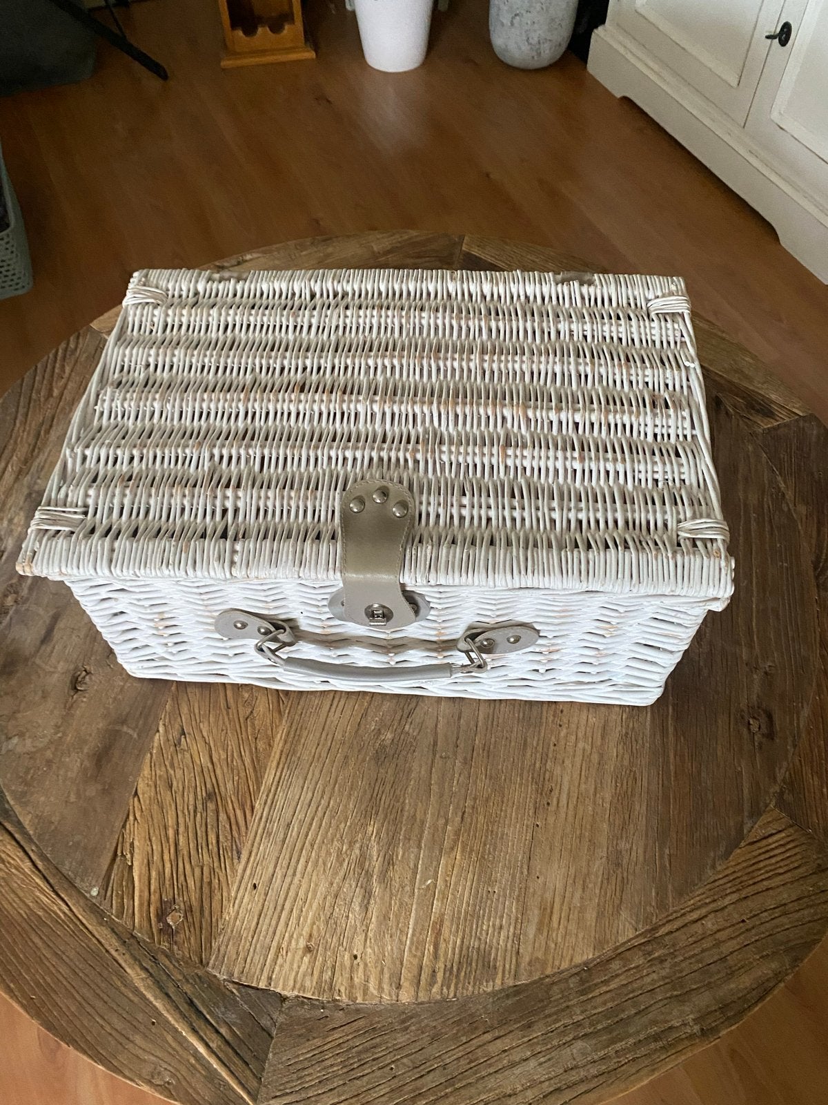 Witte picknickmand compleet met servies voor 4 personen, Hobby en Vrije tijd, Ophalen, Zo goed als nieuw