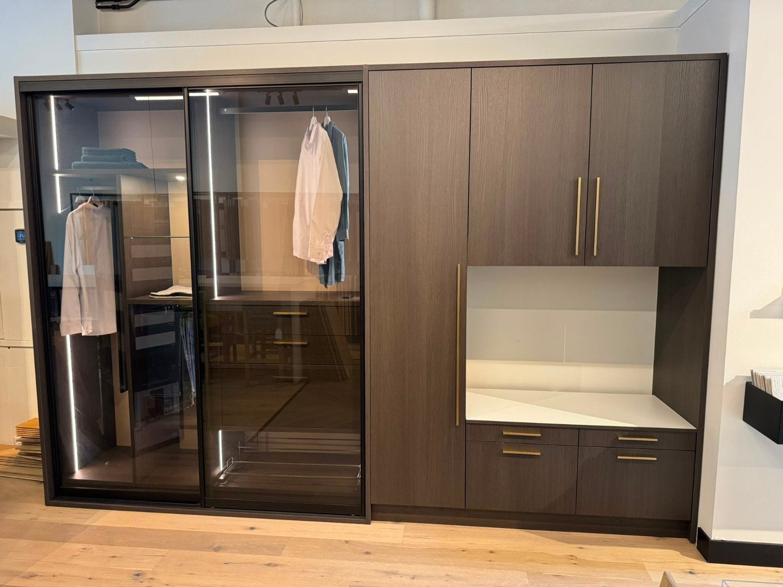 Kledingkast/Wasmachine kast NIEUW 380 breed/255 hoog Bruin, 200 cm of meer, Overige houtsoorten, 50 tot 75 cm, Ophalen