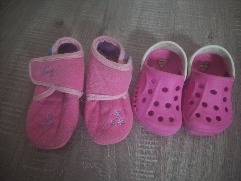 Roze slofjes en crocs maat 21 en 22, Gebruikt, Meisje, Schoenen, Ophalen of Verzenden