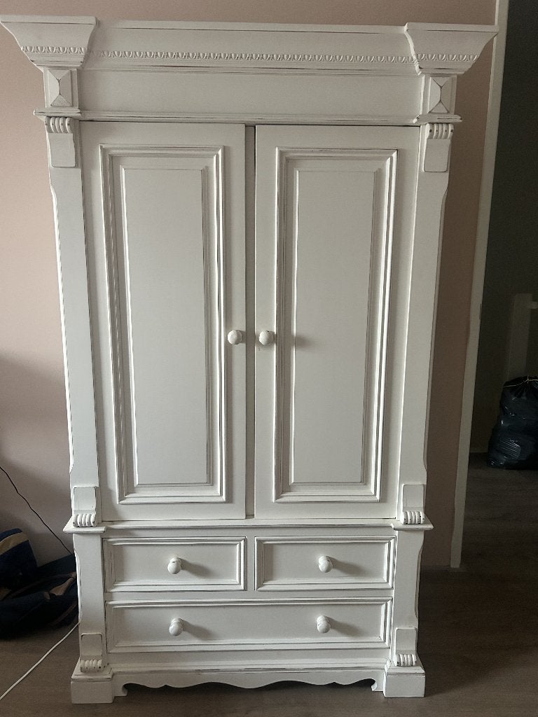 Massief houten witte kledingkast / brocante kast