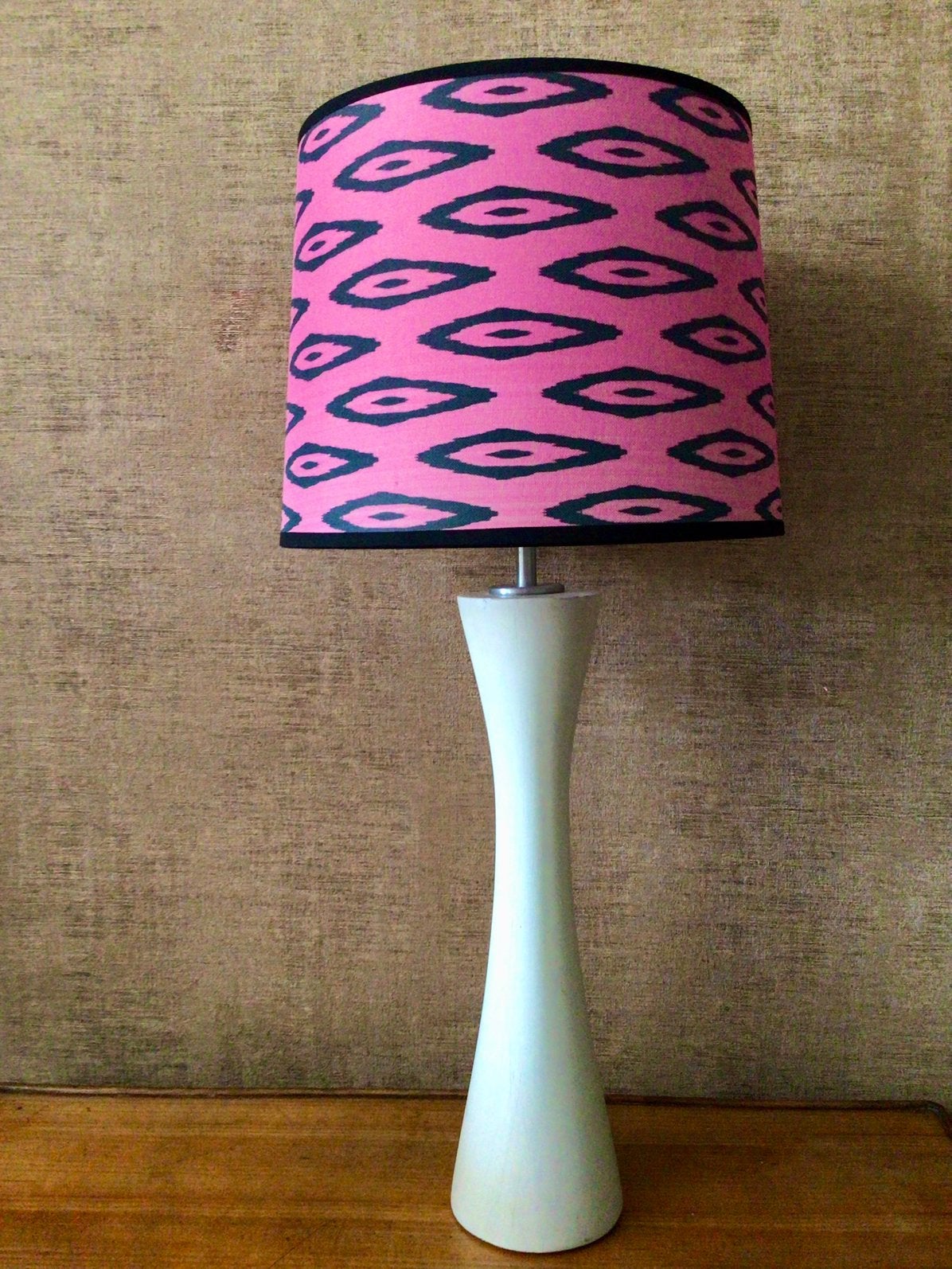 Hoge Scandinavische H 66 cm Tafellamp met Ikat kap, Ophalen of Verzenden, Zo goed als nieuw, Hout, Scandinavisch
