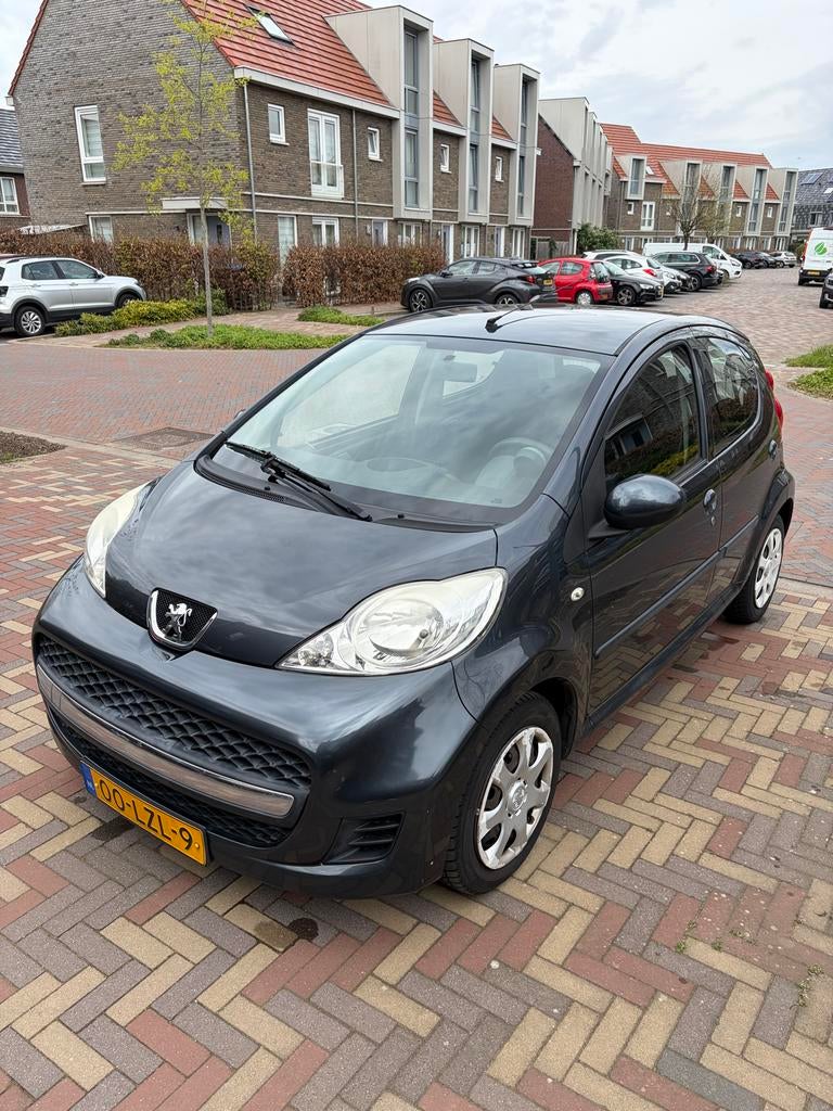 Peugeot 107 1.0 12V 5DR 2010 Grijs, Auto's, Voorwielaandrijving, 4 stoelen, 68 pk, Origineel Nederlands