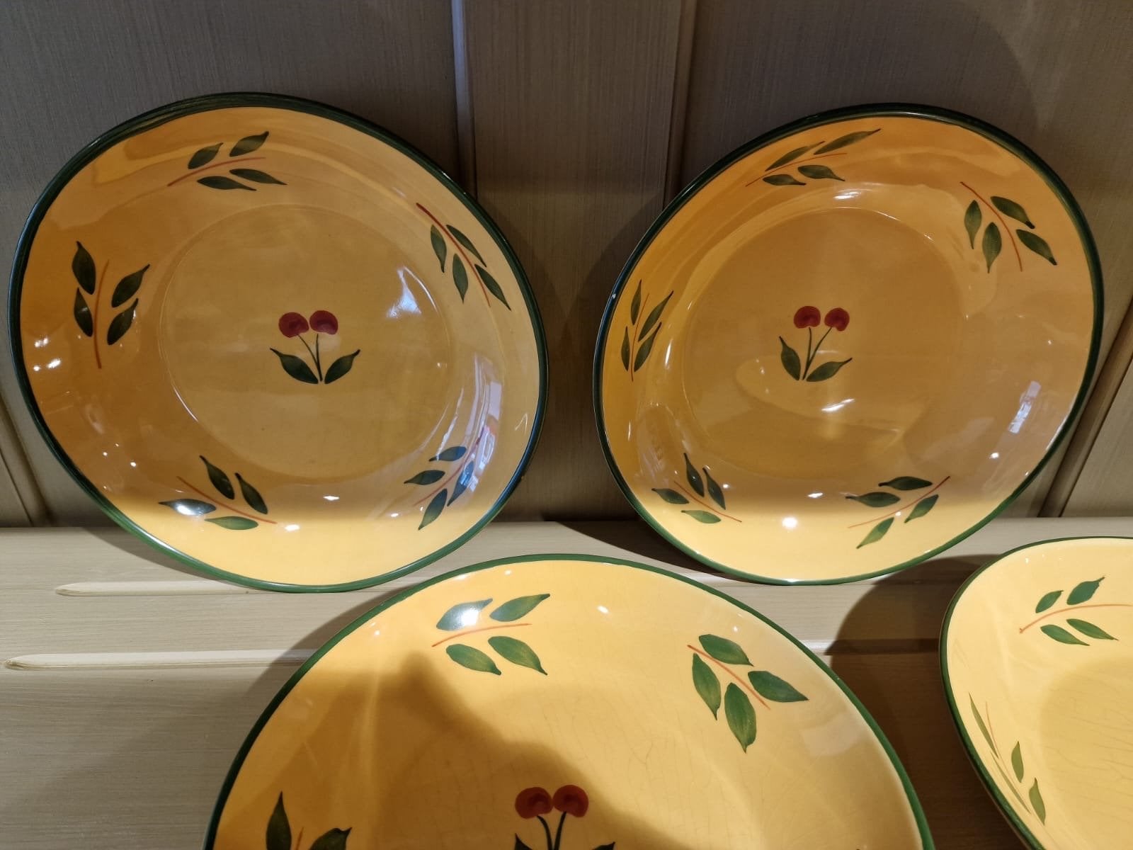 4 Gele schalen met kersen en bladeren decoratie, Verzenden, Keramiek, Landelijk/Boerenbont, Schaal of Schalen