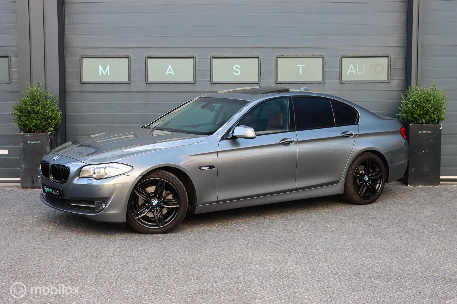 BMW 5-serie 520i High Executive|PANO|LEDER|MEMORY|BI-XENON|N, Auto's, Automaat, Euro 5, Achterwielaandrijving, Gebruikt