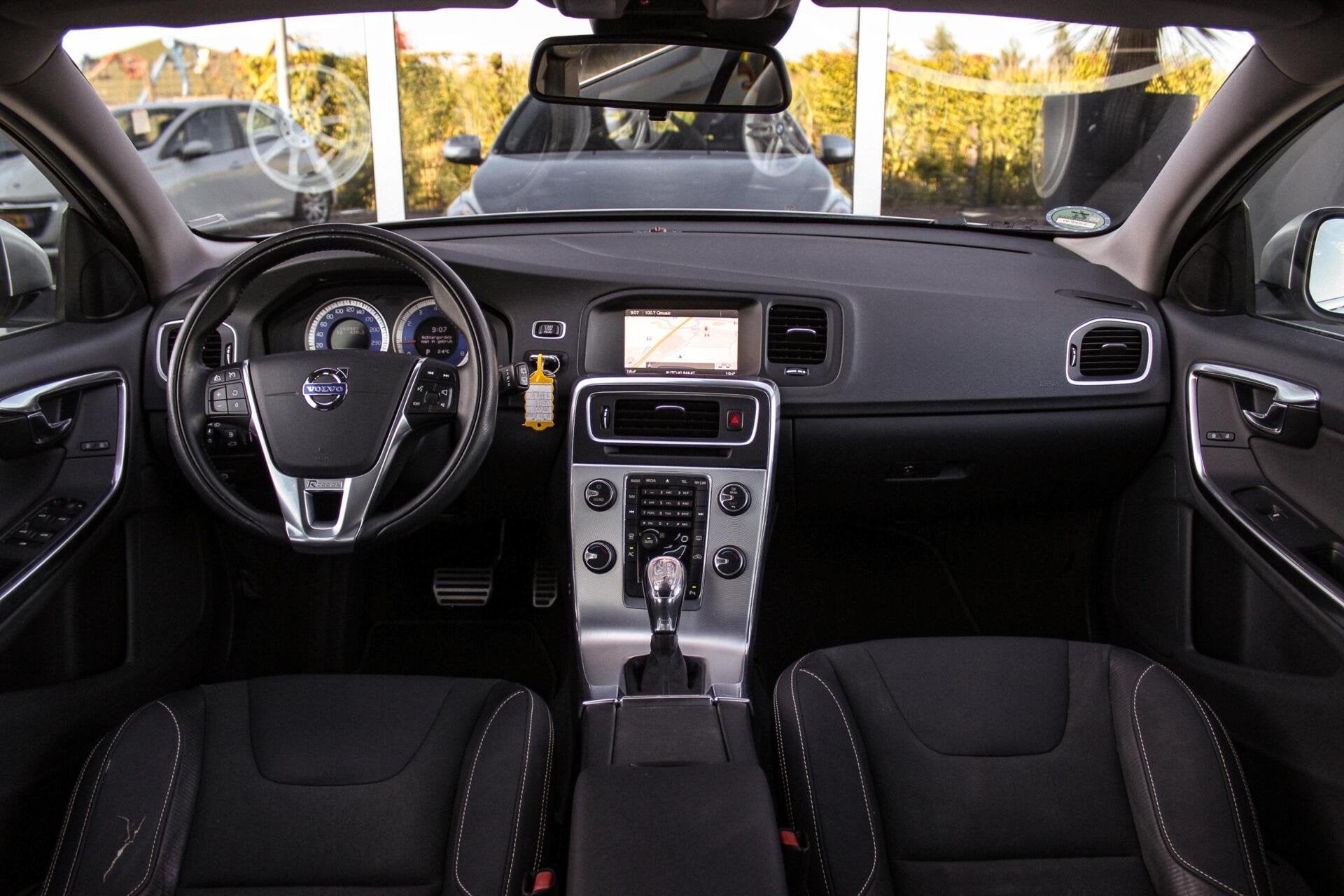 Volvo V60 1.6 T3 R-Design | 2e eigenaar | Origineel Nederlan, Gebruikt, Zwart, 4 cilinders, 150 pk