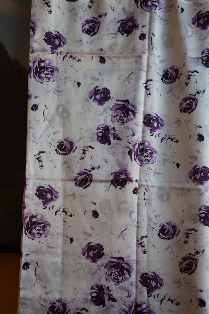 Zijden stof met viscose violet roosjes, Hobby en Vrije tijd, Stoffen en Lappen, 120 cm of meer, Ophalen of Verzenden, Satijn of Zijde