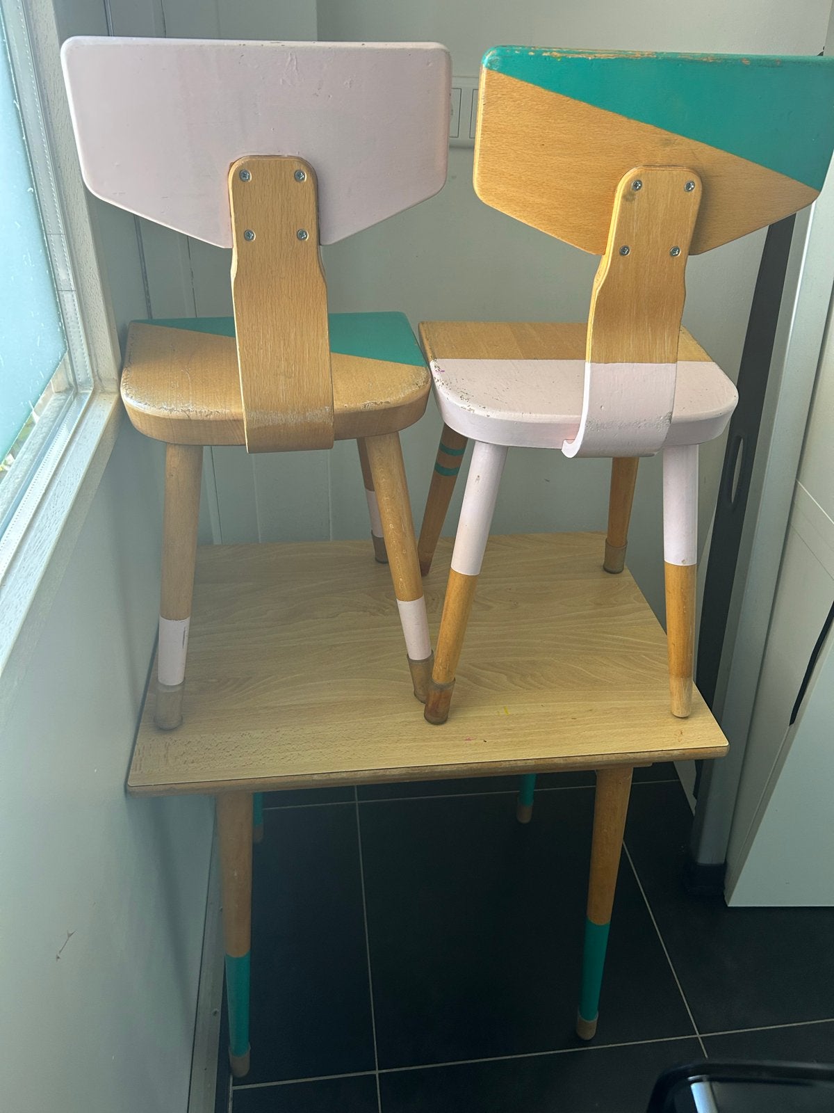 Kindertafel met 2 stoeltjes - roze en groen, Kinderen en Baby's, Ophalen, Gebruikt, Tafel(s) en Stoel(en)