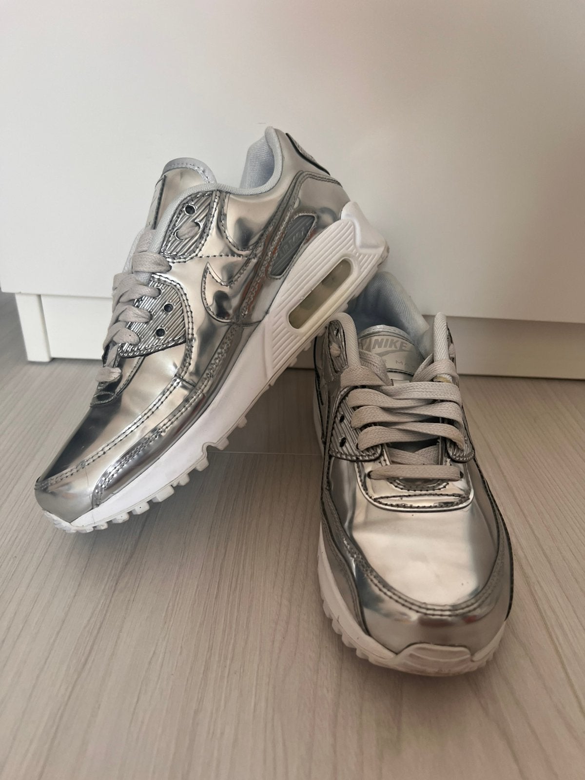 Nike Air Max 90 - Metallic Zilver - Maat 38.5, Kleding | Dames, Overige kleuren, Ophalen of Verzenden, Sneakers of Gympen, Zo goed als nieuw