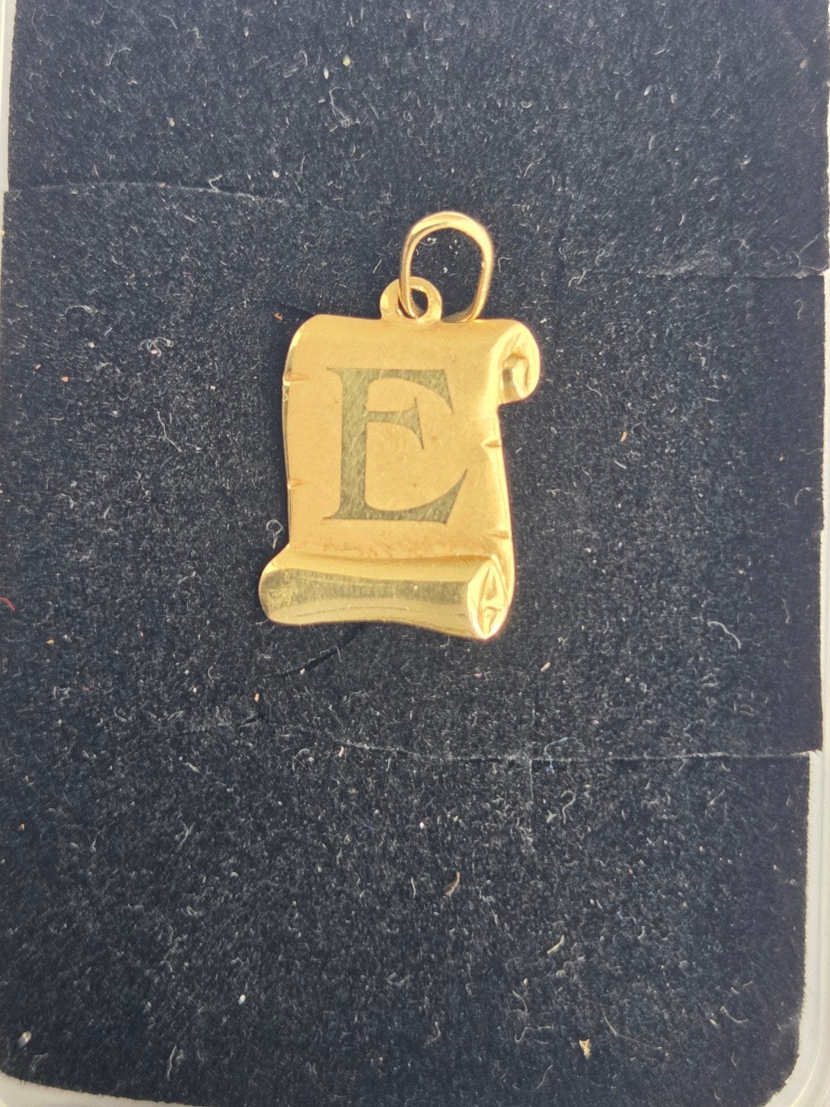 Prachtige 14k Gouden Hanger – Initiaal 'E' op Perkamentrol /, Ophalen of Verzenden, Goud, Hanger