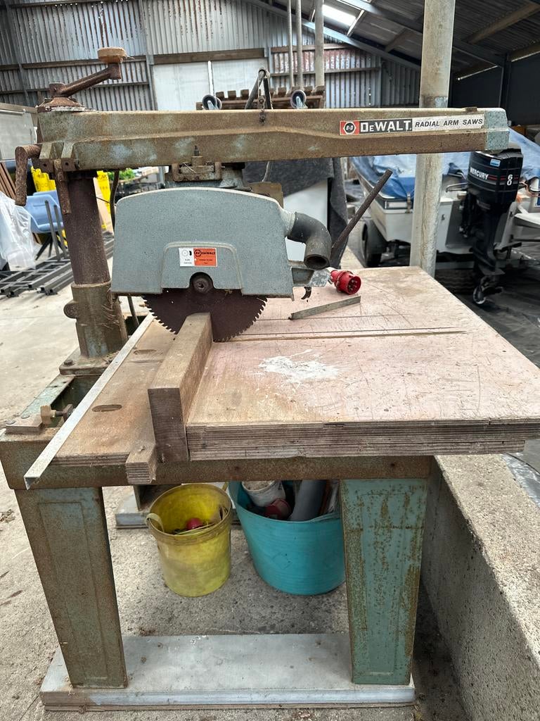 Goed werkende DeWalt Radial Arm Zaagtafel, Doe-het-zelf en Verbouw, Gereedschap | Zaagmachines, Ophalen, Gebruikt, Afkortzaag