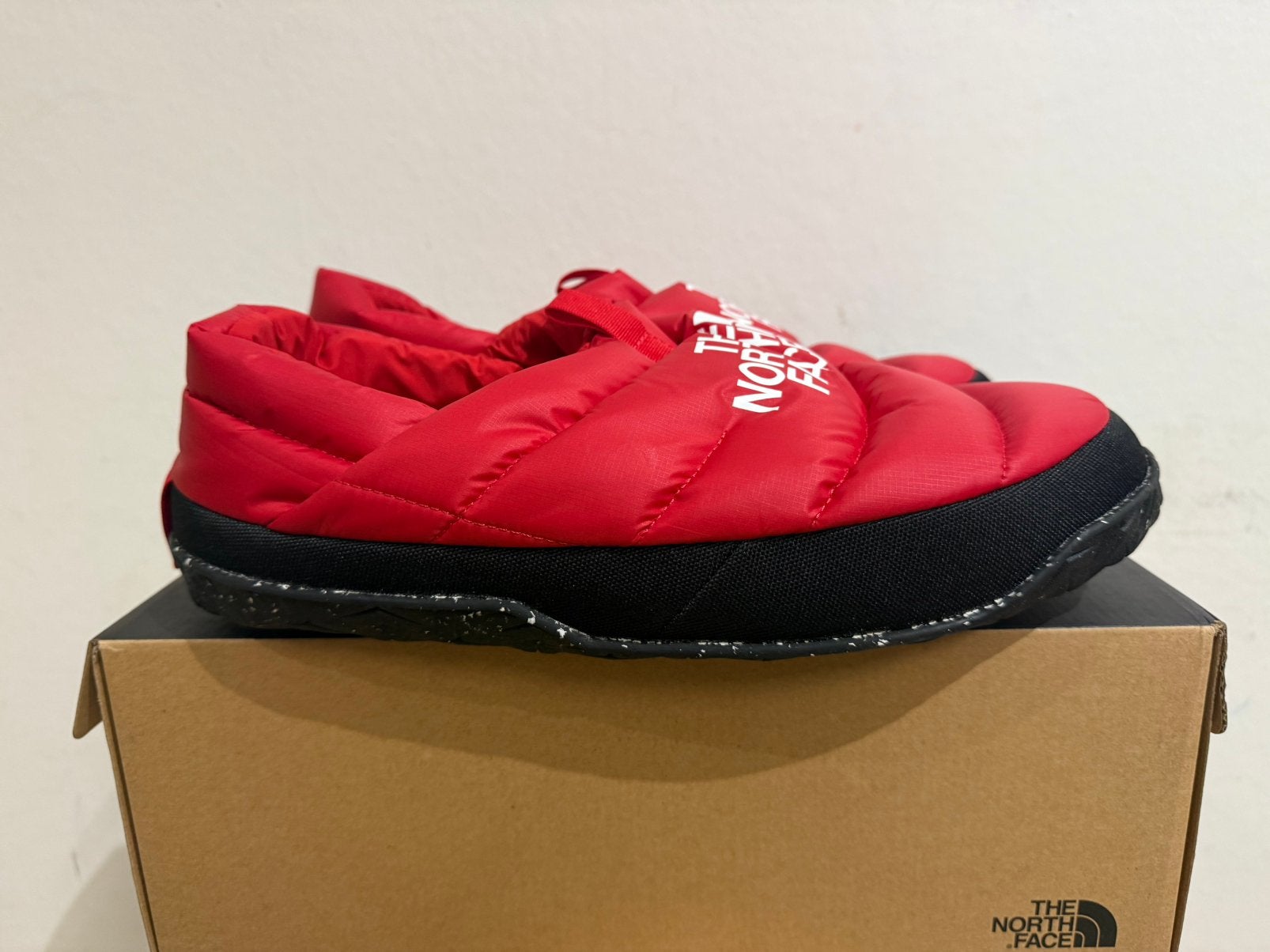 Te koop nieuwe The North Face Nuptse Mule Red Black, Postlaan 3, Zwart, Nieuw, Ophalen of Verzenden